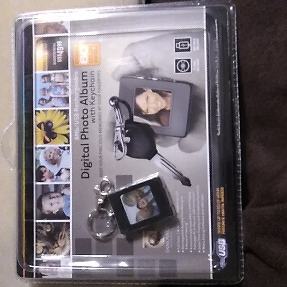 NWT 8Mb/USB Rechargeable Digital Photo Album with Keychain. - Picture 1 of 4